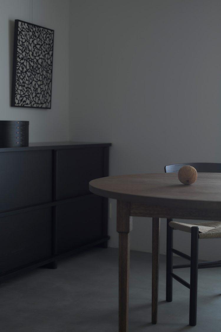 モノトーンの装飾で落ち着きのあるダイニングに