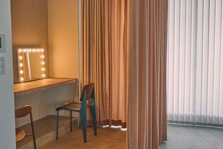 カーテンを閉めてフィッティングスペースに