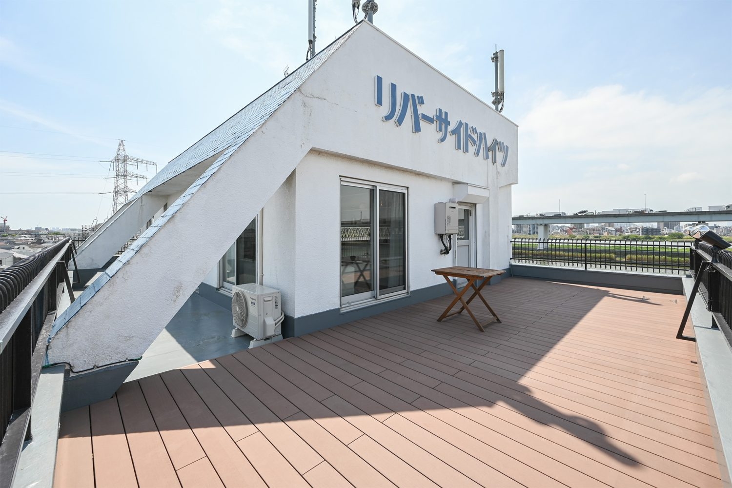 広々としたウッドデッキのバルコニー