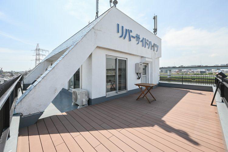 広々としたウッドデッキのバルコニー