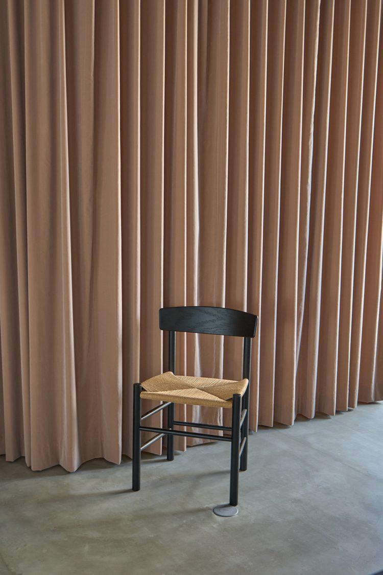 背景としても可愛いメイクスペースのカーテン