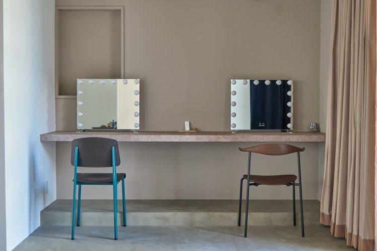 メイクスペースは2人同時に使用可 / ライトは調色可