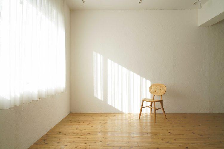 フローリングと漆喰白壁のシンプルな空間