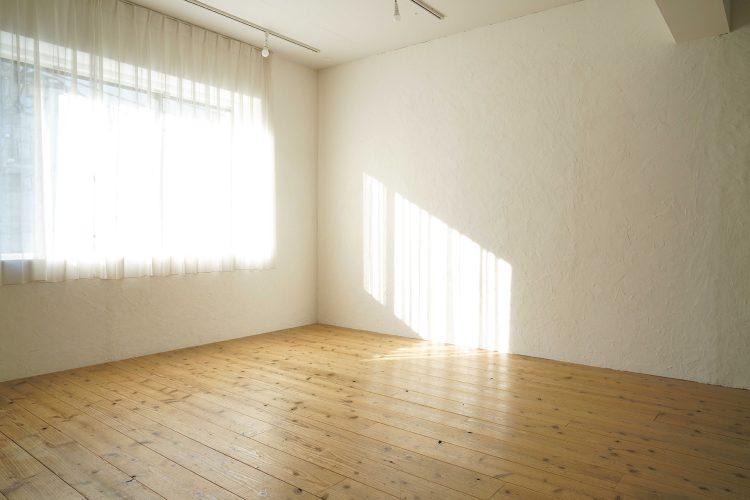 レースカーテンから白壁に差し込むやさしい自然光