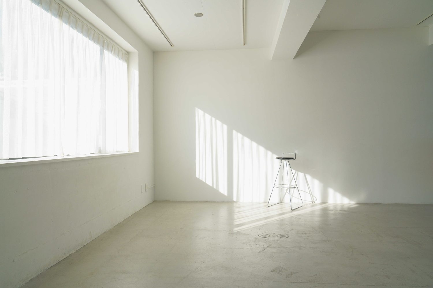 4F / モルタル床と白壁のシンプルな空間