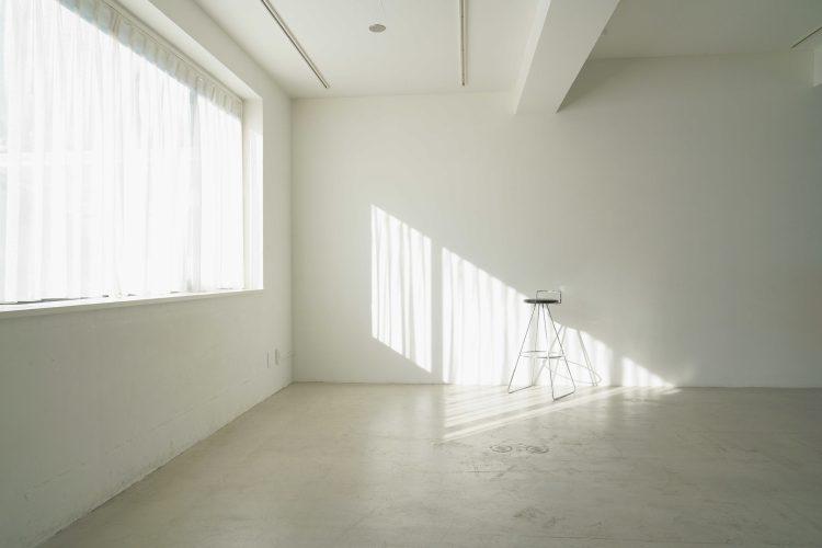 4F / モルタル床と白壁のシンプルな空間