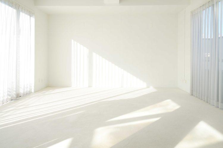 5F / 絨毯と白壁 両サイドには窓