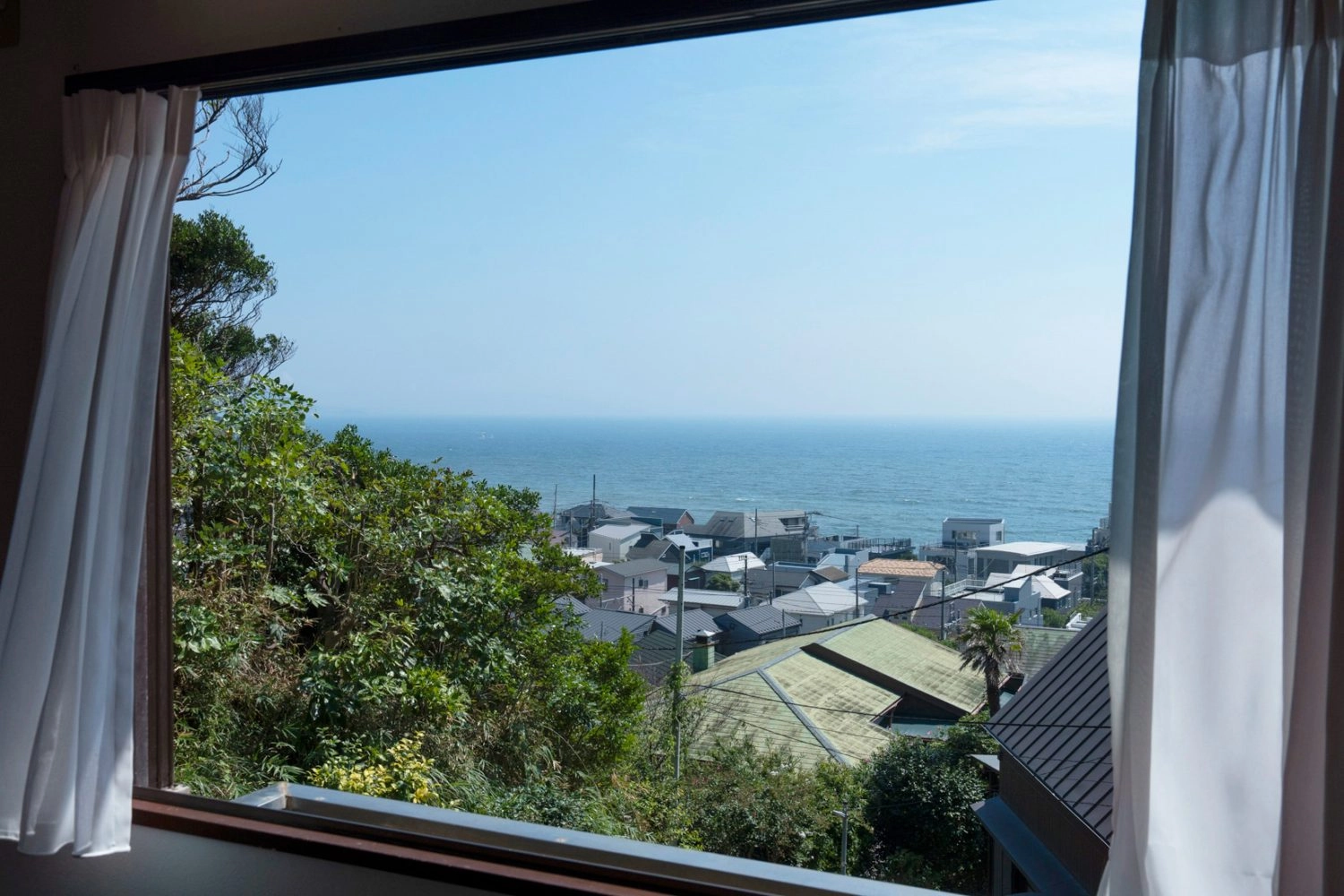 相模湾を望む窓