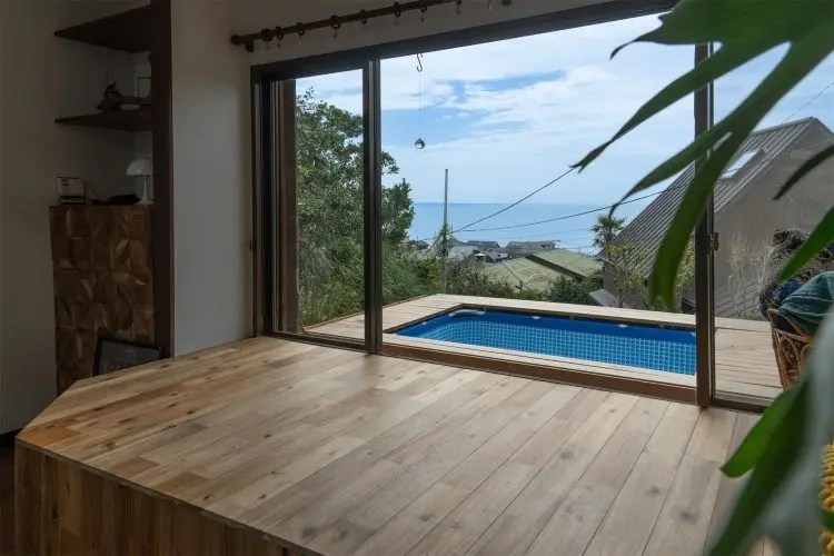 小上がりからのプール