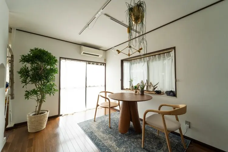 出窓とテーブルセット