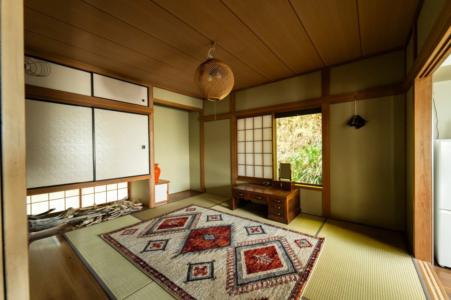 1F 薄暗がりの和室