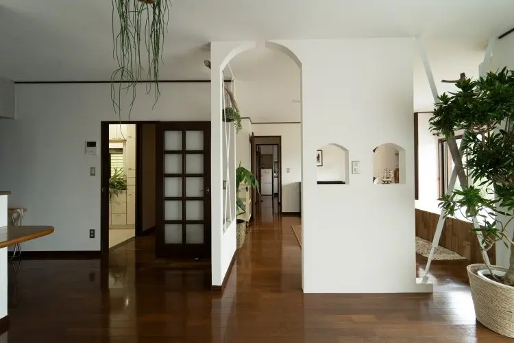 奥行き感を演出するアーチ開口