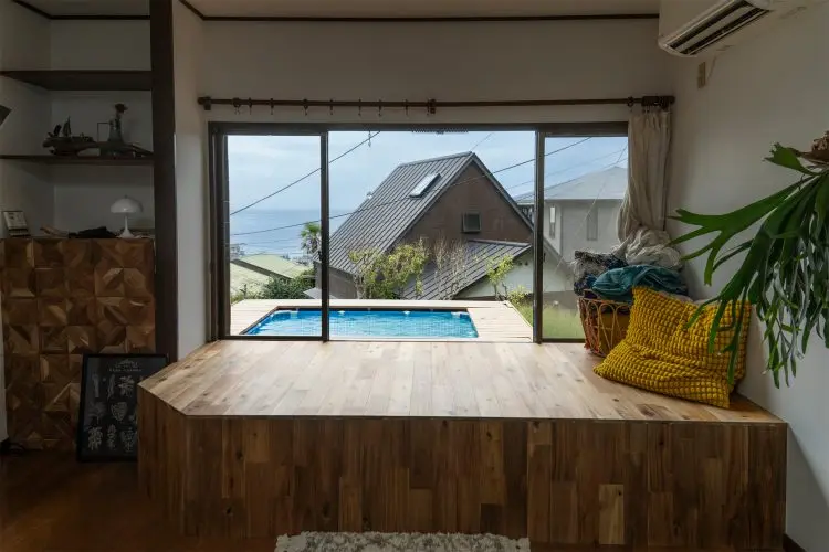 小上がりの先にはプールと海