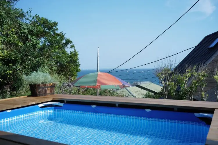 プールからの海抜け