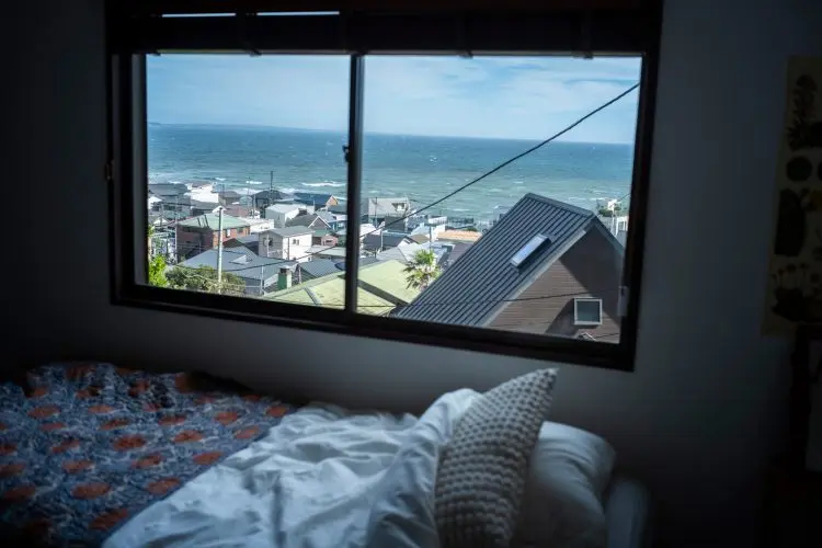 ベッドルームから見える海と街