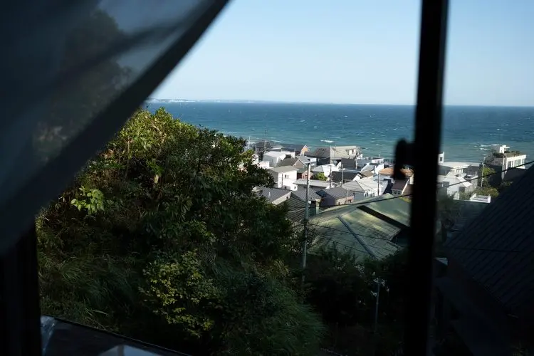海側のすべての窓から見える海