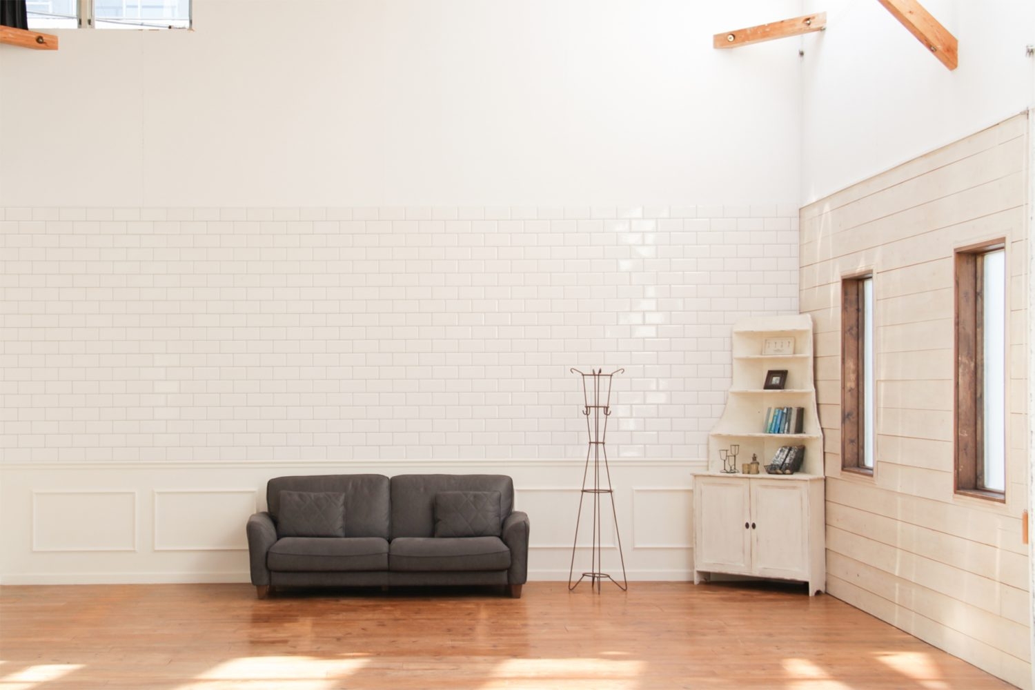 引きじり12mの白タイル壁