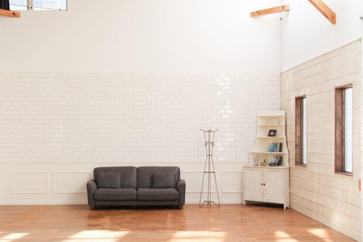 引きじり12mの白タイル壁