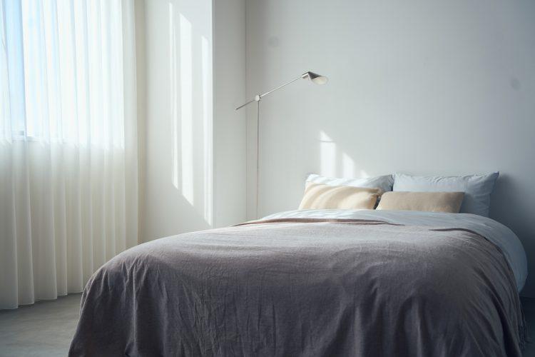 自然光が差し込むベッド