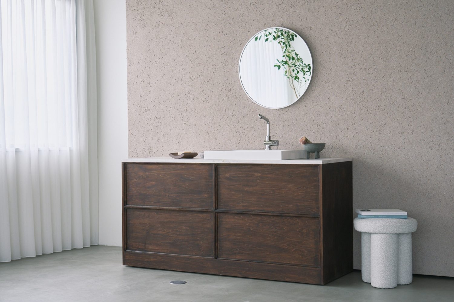 可動壁と可動式洗面台を窓際に配置し自然光で撮影も