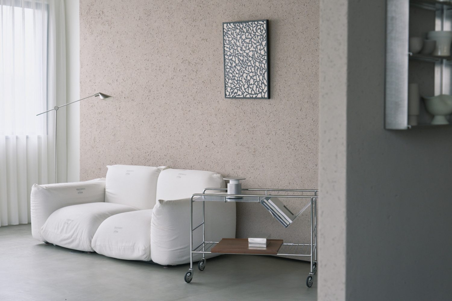 可動壁(砂壁面)を背景にリビングシーンの撮影も