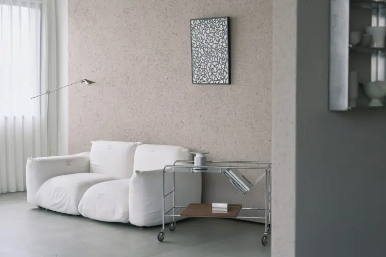 可動壁(砂壁面)を背景にリビングシーンの撮影も