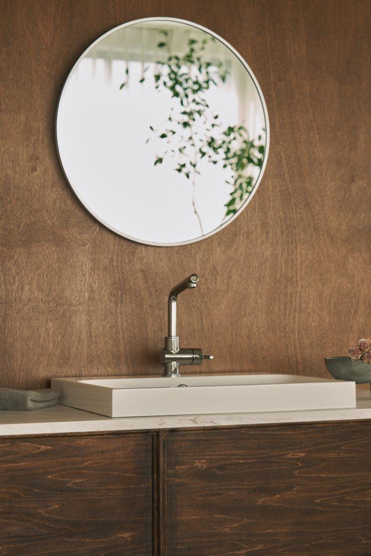 可動式洗面台をウッド壁前に配置し落ち着いた雰囲気で