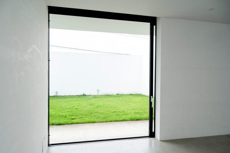 窓を開放した状態 / 室内からみえる中庭