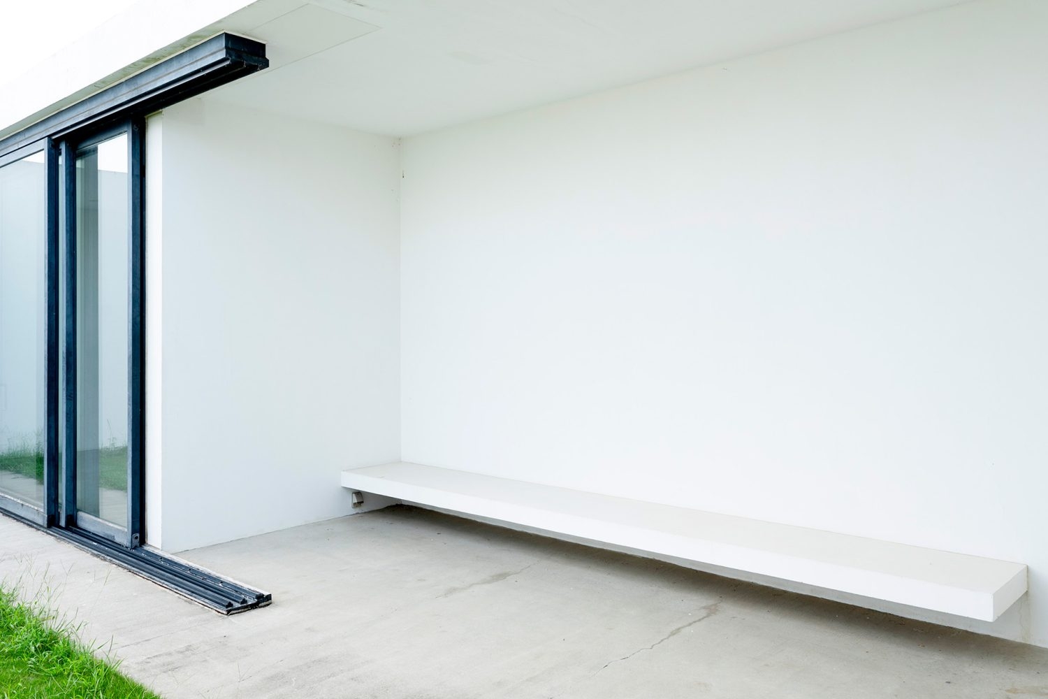 中庭にはベンチあり