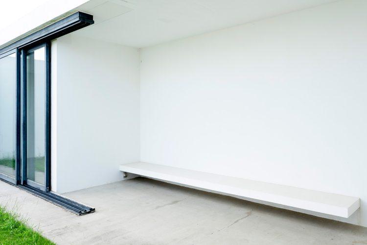 中庭にはベンチあり