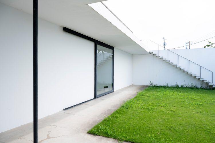 中庭から奥の階段を上がり屋上へ