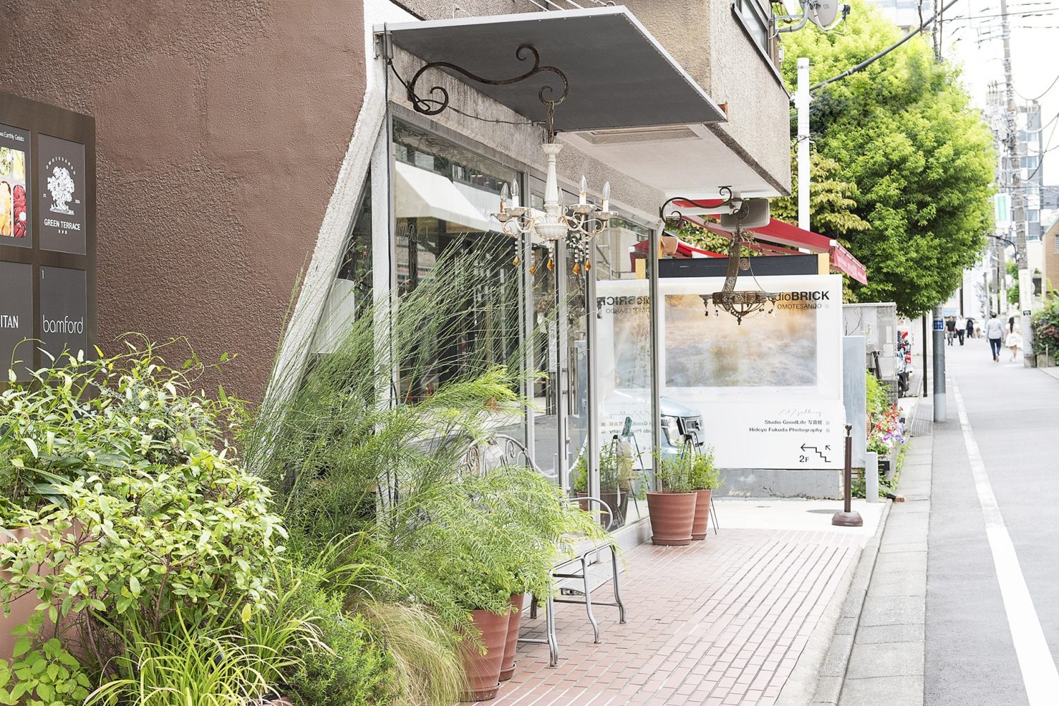 道路からスタジオ看板の見え方