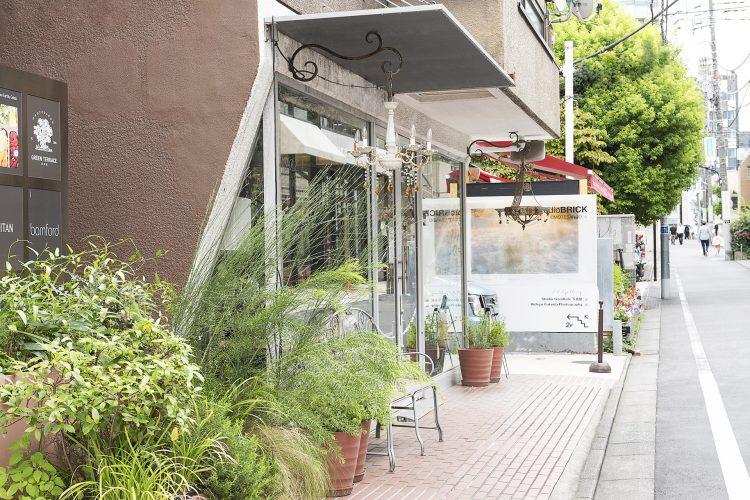 道路からスタジオ看板の見え方