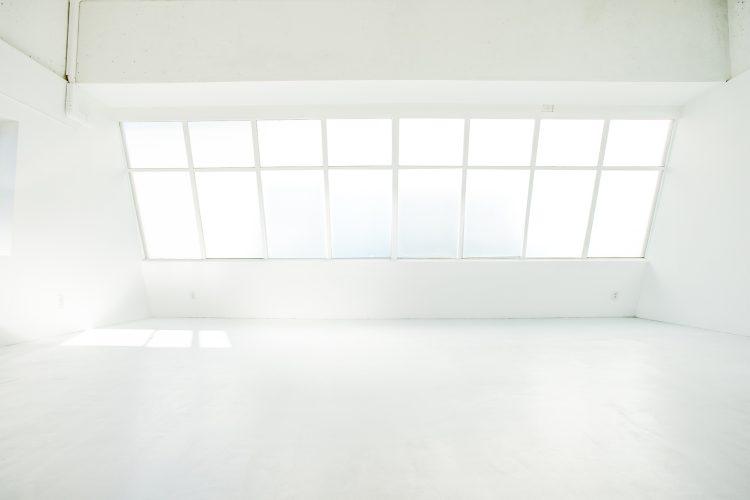 センターの大きな窓から優しい光