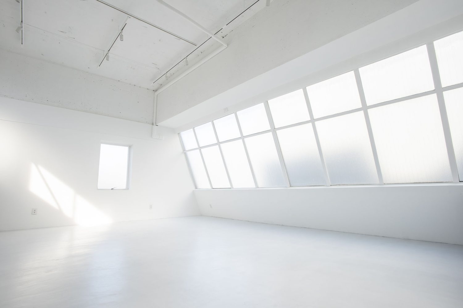 ライトグレーのモルタルの反射が優しい光