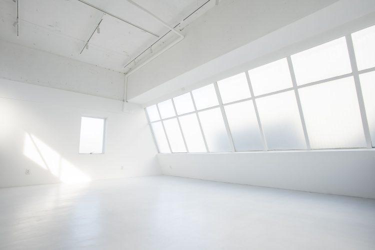 ライトグレーのモルタルの反射が優しい光