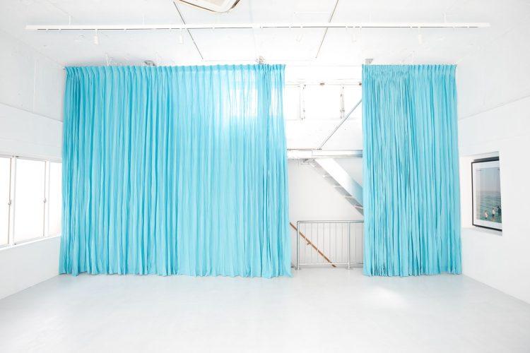 背景としても使えるライトブルーのカーテン