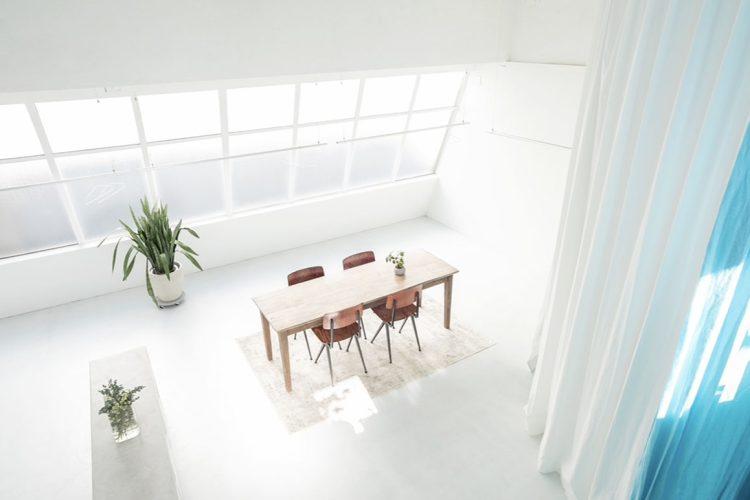 斜俯瞰から朝のシーンを