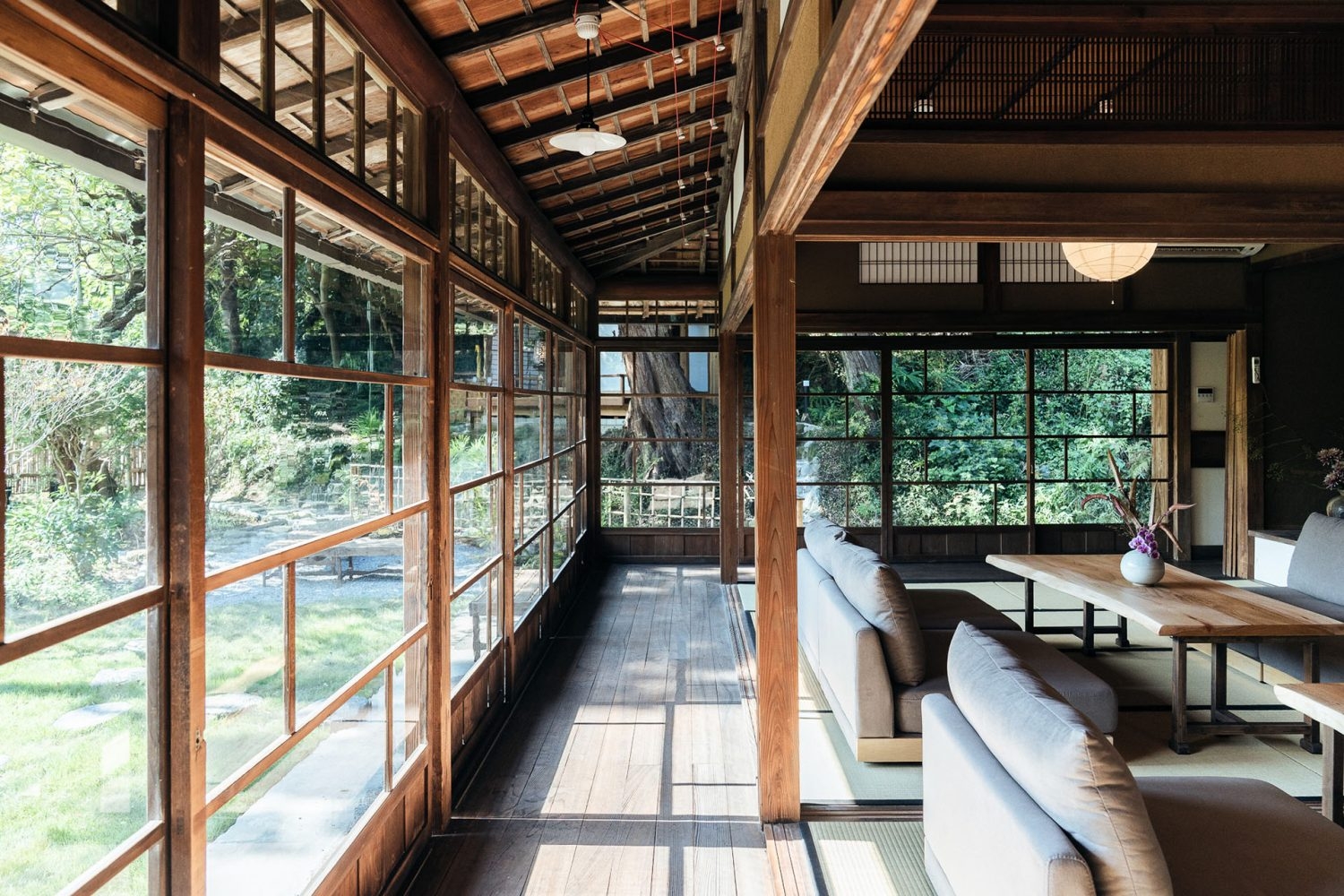 居間 A6畳・B8畳 縁側