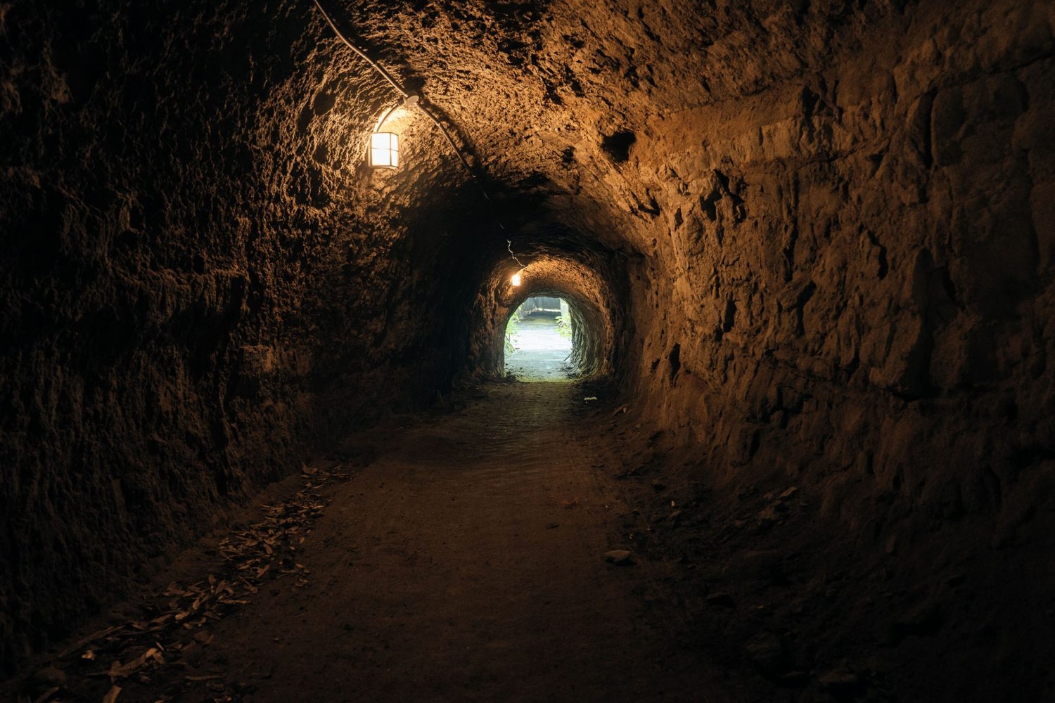 洞窟を通って敷地に入る