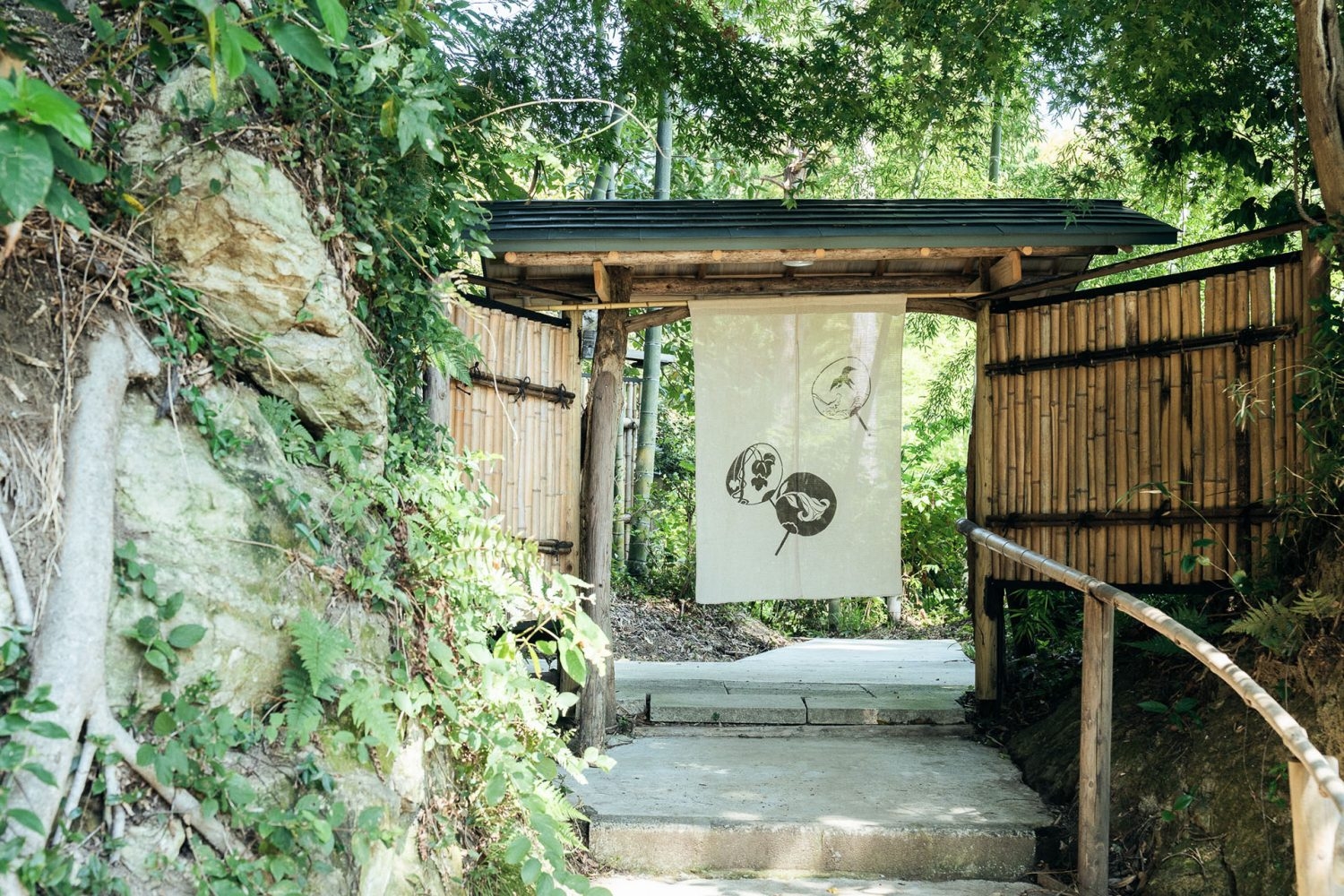 石段を上がった山門 小津邸の入り口