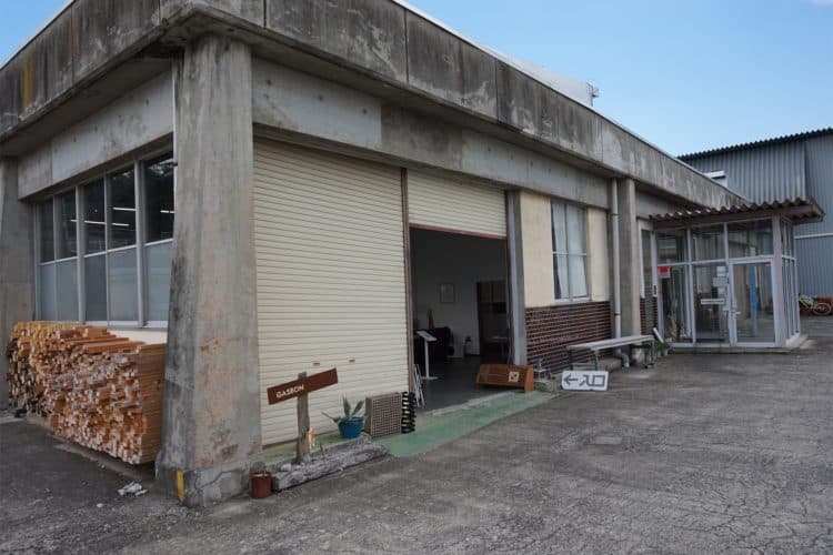 工場感が残る施設入口