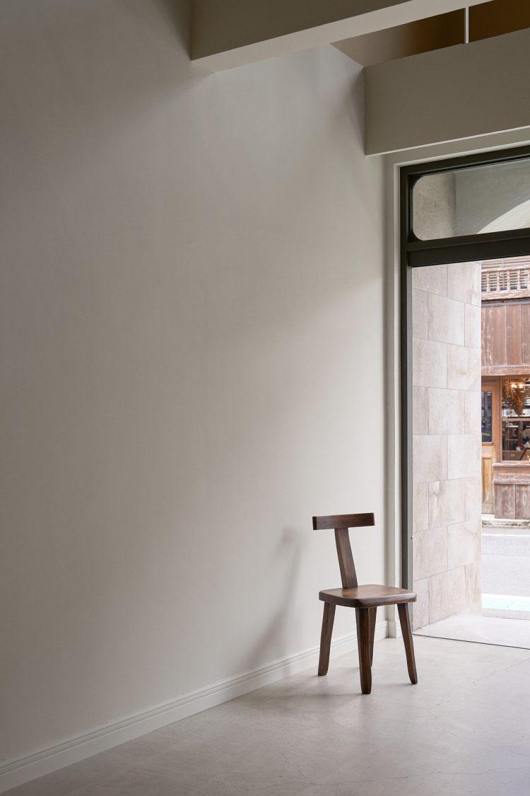 自然光の入る白壁 / フラットに繋がる内と外