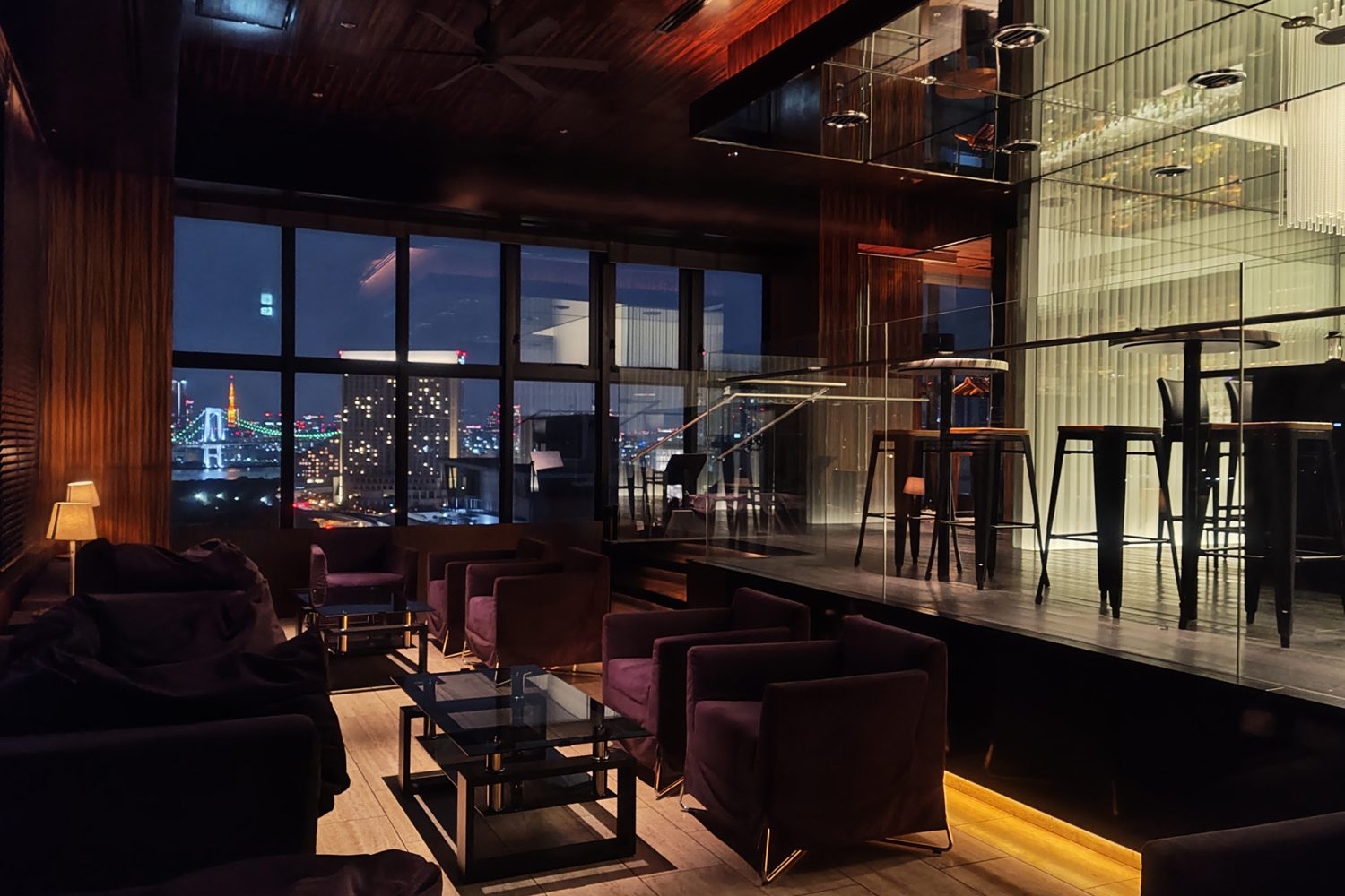 BAR 店内メインスペース(夜)