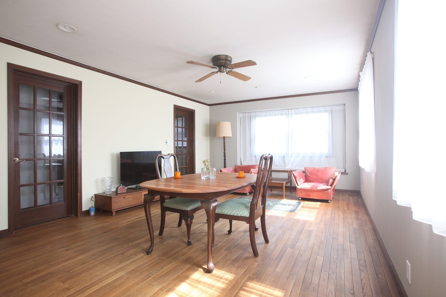 2nd 2F / 濃色ウッドを基調としたリビングダイニング