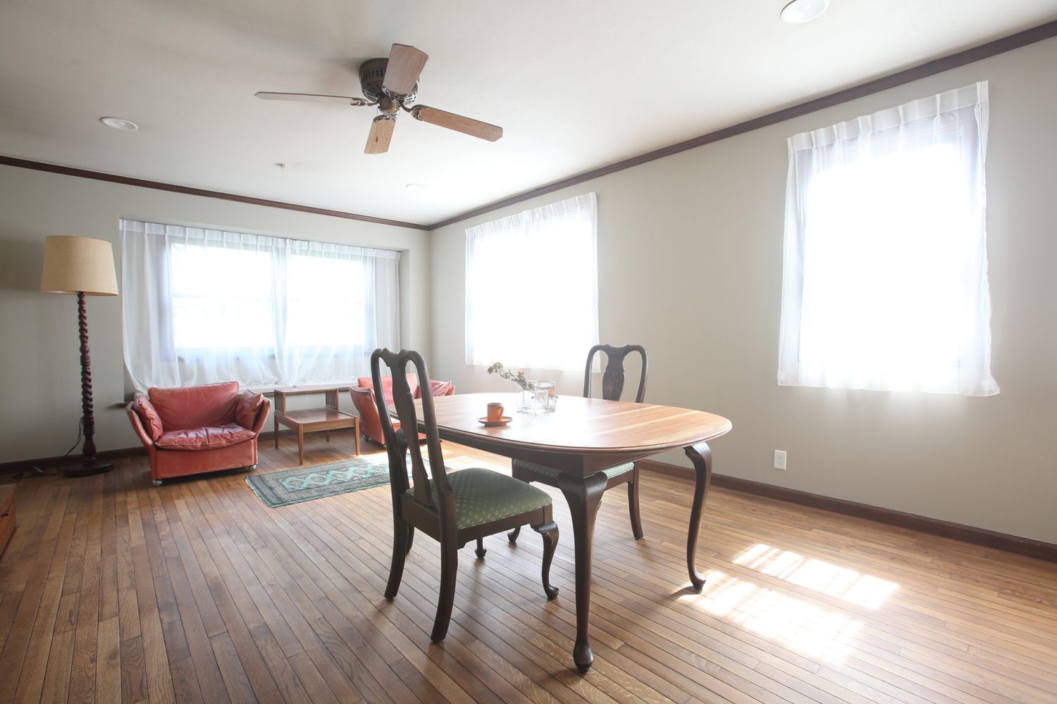 2nd 2F / 2方角の窓から自然光が入ります