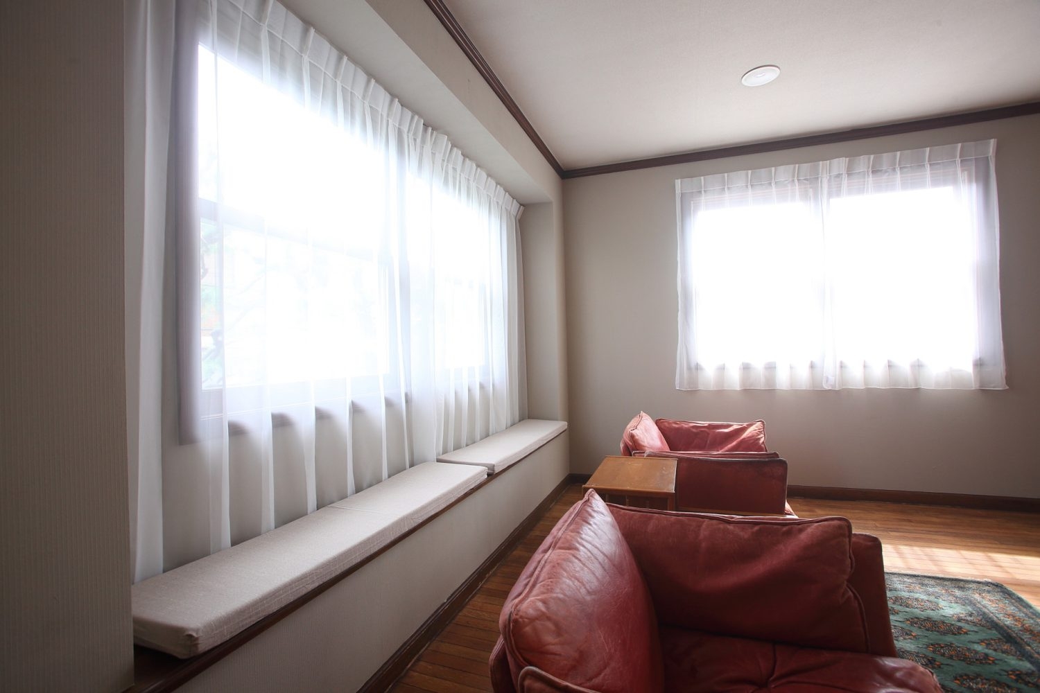 2nd 2F / 窓際のベンチに腰掛けて撮影できます