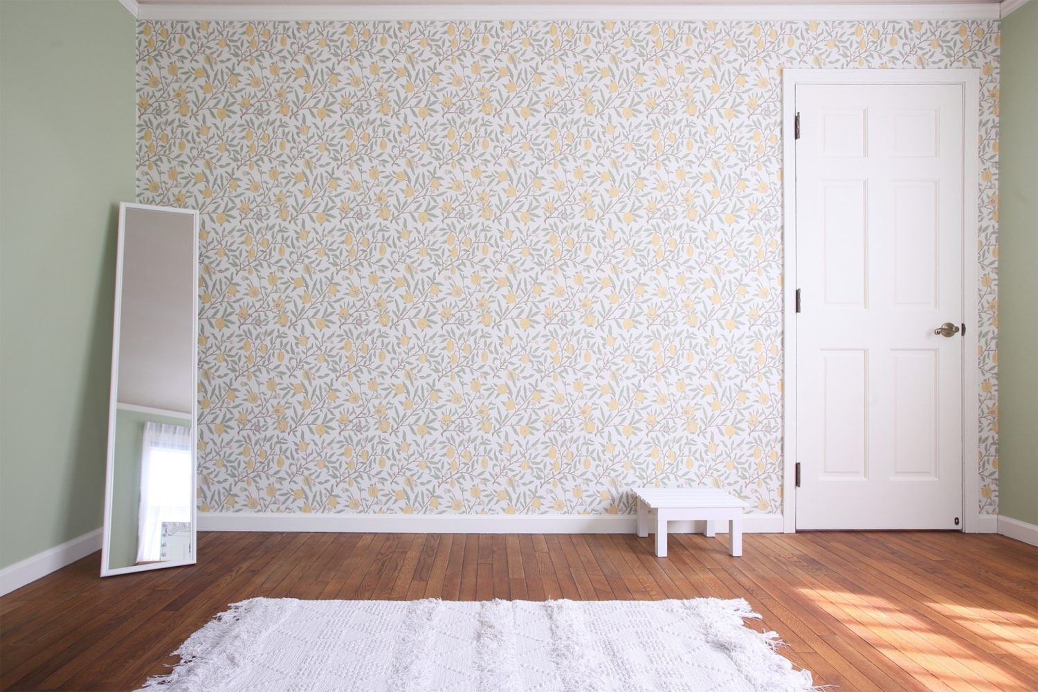 2nd 2F / ベッドルームの1面は可憐な小花柄の壁紙