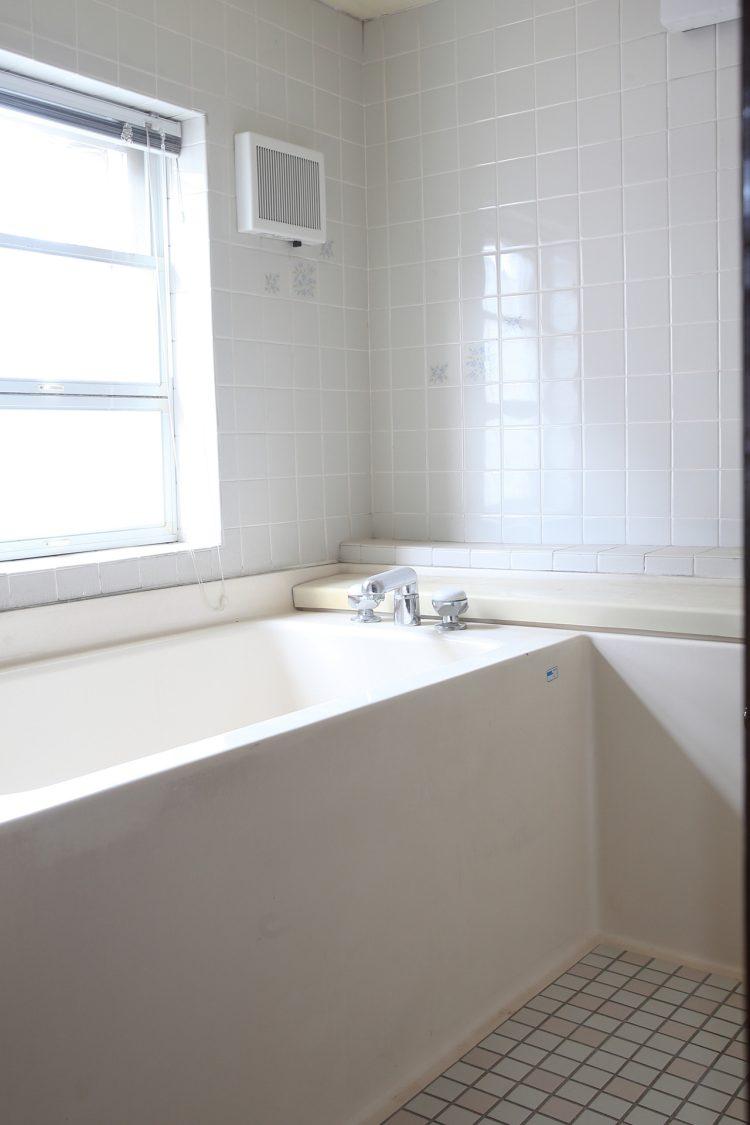 2nd 2F / タイル張りのレトロなバスルーム