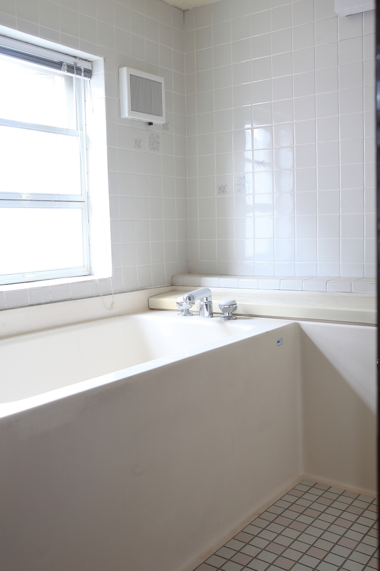 2nd 2F / タイル張りのレトロなバスルーム